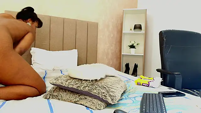 DiannaWild online show from 12-14-25, 04:34