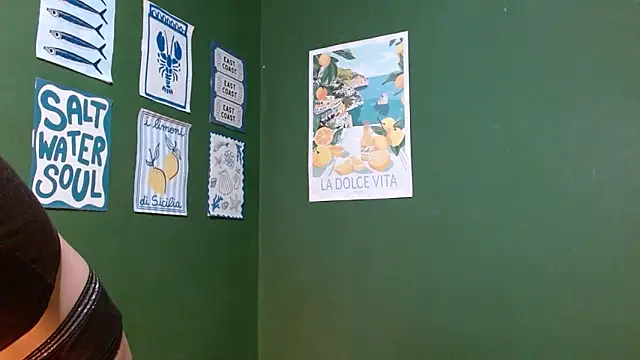 Roxiehood online show from 10-31-25, 02:23