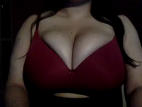 Snapshot of LittleHeartss chatting on 10-22-25, 10:20 LittleHeartss online show from 10-22-25, 10:20