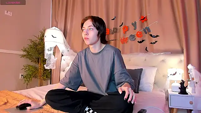 Snapshot of Skelerata chatting on 10-27-25, 01:31 Skelerata online show from 10-27-25, 01:31