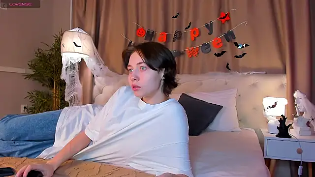 Snapshot of Skelerata chatting on 10-29-25, 01:19 Skelerata online show from 10-29-25, 01:19