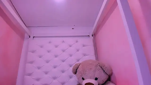 Snapshot of eimy_skinny_ chatting on 04-15-26, 02:24 eimy skinny online show from 04-15-26, 02:24