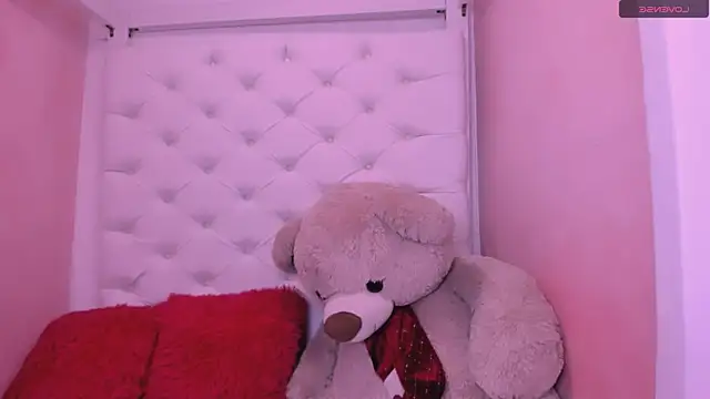 Snapshot of eimy_skinny_ chatting on 04-26-26, 01:20 eimy skinny online show from 04-26-26, 01:20