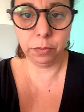 Snapshot of LupeLok chatting on 10-20-25, 04:07 LupeLok online show from 10-20-25, 04:07