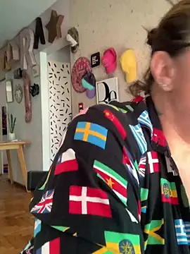 Snapshot of LupeLok chatting on 10-21-25, 04:30 LupeLok online show from 10-21-25, 04:30