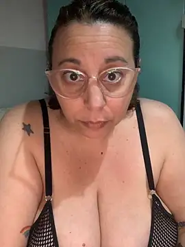 Snapshot of LupeLok chatting on 10-24-25, 10:28 LupeLok online show from 10-24-25, 10:28