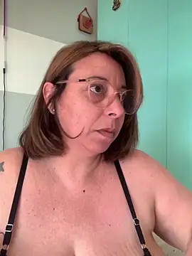 Snapshot of LupeLok chatting on 10-28-25, 04:53 LupeLok online show from 10-28-25, 04:53