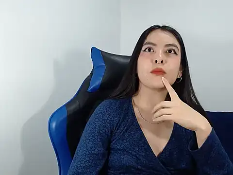 EloiseJun online show from 10-11-25, 02:22