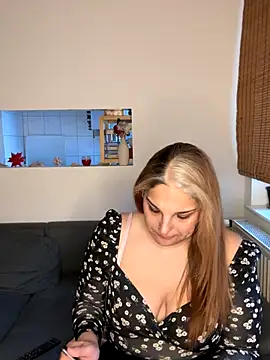 Katherine Leyla online show from 11-26-25, 09:21