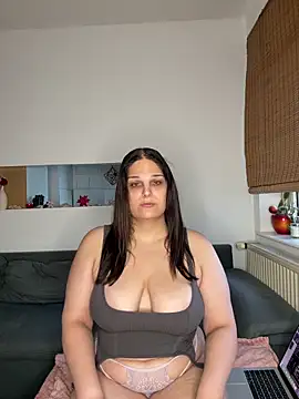Snapshot of Katherine_Leyla chatting on 05-27-26, 07:00 Katherine Leyla online show from 05-27-26, 07:00