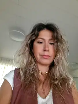 Snapshot of CelynaRoss chatting on 07-05-26, 09:38 CelynaRoss online show from 07-05-26, 09:38