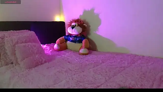 Snapshot of MichellMoon1 chatting on 10-15-25, 07:25 MichellMoon1 online show from 10-15-25, 07:25