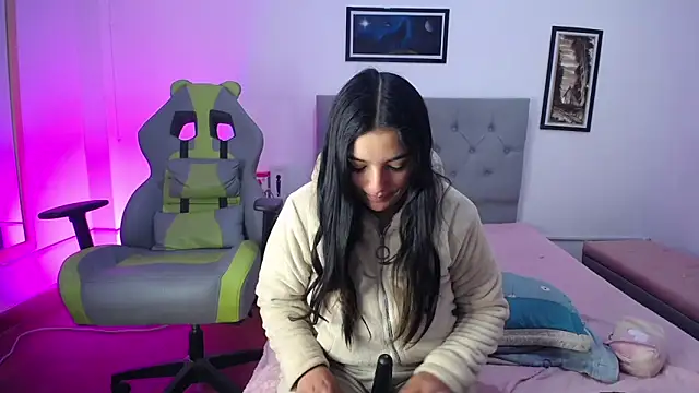 Esmeraldaa- online show from 10-15-25, 05:51