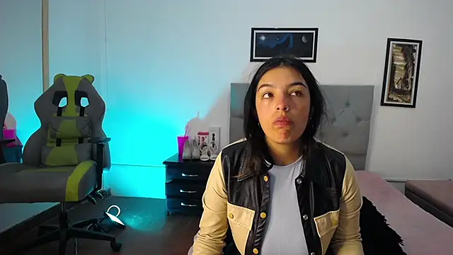 Esmeraldaa- online show from 10-23-25, 04:01