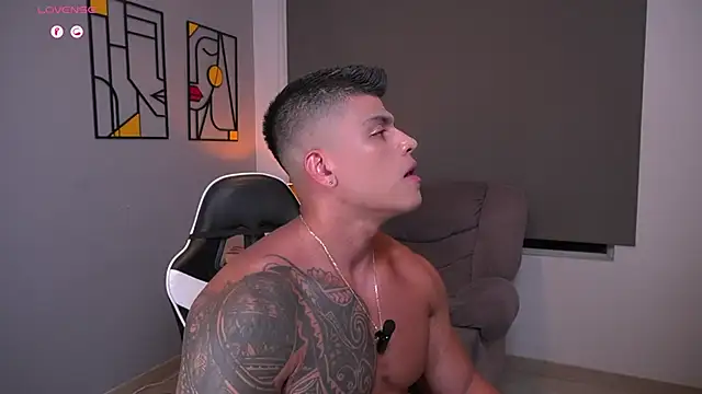 Snapshot of tyler_muscle1 chatting on 04-07-26, 02:01 tyler muscle1 online show from 04-07-26, 02:01
