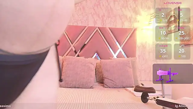 Snapshot of Aliice1_ chatting on 10-08-25, 07:11 Aliice1 online show from 10-08-25, 07:11