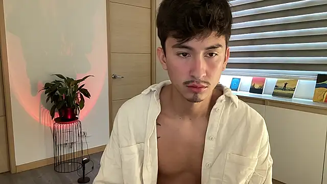 Snapshot of sweettaaron01 chatting on 10-15-25, 05:35 sweettaaron01 online show from 10-15-25, 05:35