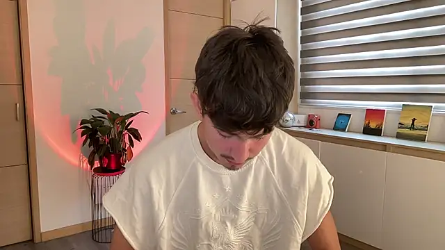 Snapshot of sweettaaron01 chatting on 10-17-25, 05:26 sweettaaron01 online show from 10-17-25, 05:26