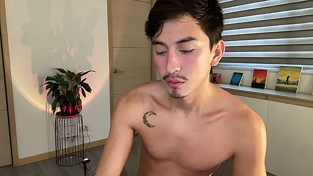 Snapshot of sweettaaron01 chatting on 10-18-25, 05:35 sweettaaron01 online show from 10-18-25, 05:35