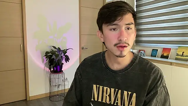 Snapshot of sweettaaron01 chatting on 10-25-25, 05:40 sweettaaron01 online show from 10-25-25, 05:40