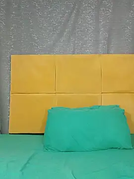 HugeTitisxx online show from 06-18-26, 09:36