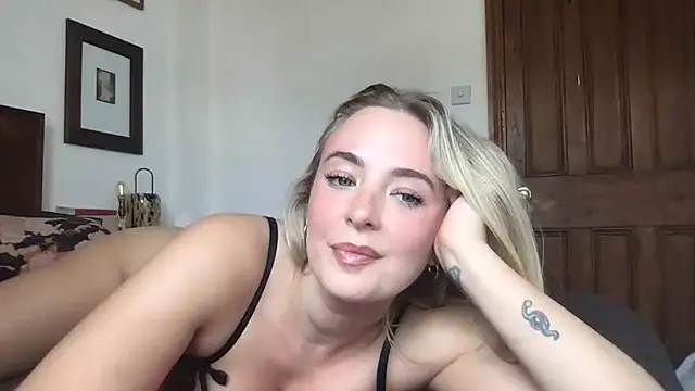 rosiegirl33 online show from 05-26-26, 02:24