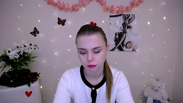 Snapshot of OceanicDawn chatting on 02-18-26, 06:31 OceanicDawn online show from 02-18-26, 06:31