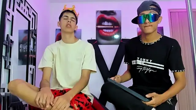 Snapshot of TWINKS_FRIENDS chatting on 10-27-25, 07:23 TWINKS FRIENDS online show from 10-27-25, 07:23