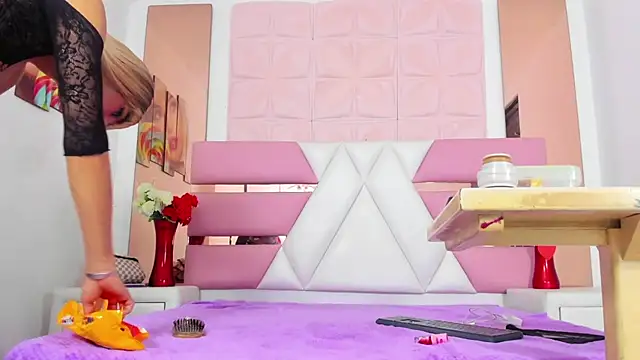 Snapshot of MiaMalkoba chatting on 03-12-26, 01:06 MiaMalkoba online show from 03-12-26, 01:06