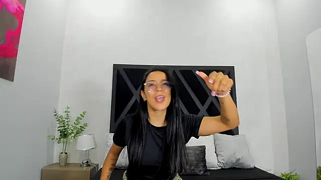 zoe martins  online show from 06-17-26, 05:36