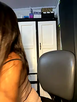 chicachocolate01 online show from 01-08-26, 05:10