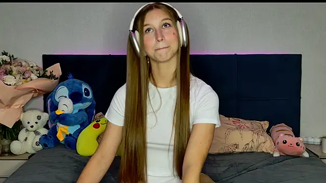 Snapshot of MissEmilyMiller chatting on 10-17-25, 05:04 MissEmilyMiller online show from 10-17-25, 05:04