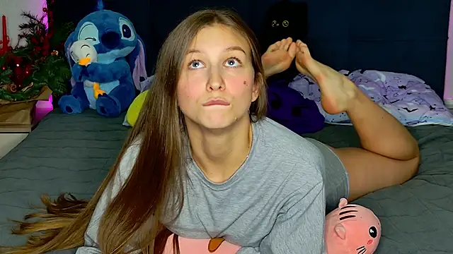 Snapshot of MissEmilyMiller chatting on 12-22-25, 07:33 MissEmilyMiller online show from 12-22-25, 07:33