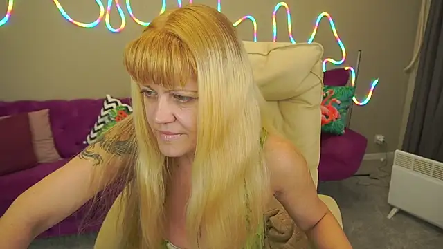 Snapshot of BellaLaPetit chatting on 10-24-25, 01:40 BellaLaPetit online show from 10-24-25, 01:40