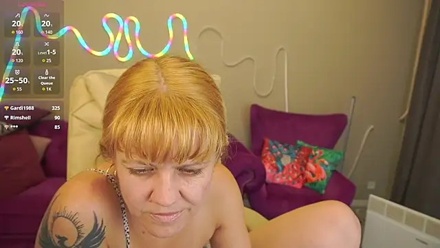 Snapshot of BellaLaPetit chatting on 10-28-25, 02:15 BellaLaPetit online show from 10-28-25, 02:15