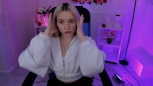 AuroraWrenfield online show from 09-23-25, 05:10