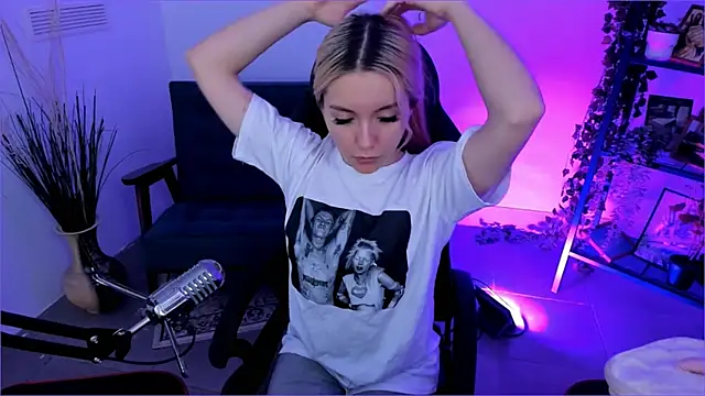 AuroraWrenfield online show from 10-09-25, 04:43