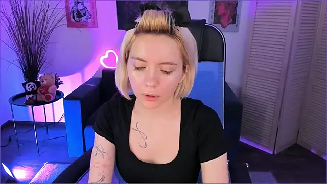 AuroraWrenfield online show from 12-03-25, 12:40