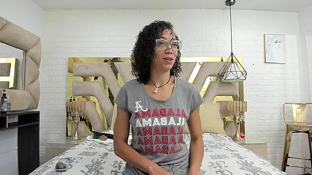 Snapshot of naia_rose chatting on 09-15-25, 01:00 naia rose online show from 09-15-25, 01:00