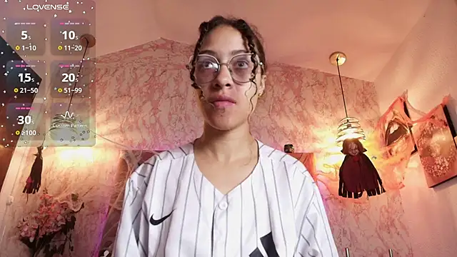 Hanna Cornee  online show from 10-28-25, 01:47