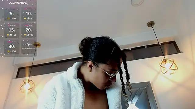 Hanna Cornee  online show from 11-26-25, 01:12