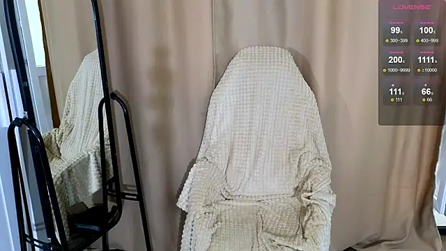 Snapshot of Candy_Flosse chatting on 06-13-26, 06:00 Candy Flosse online show from 06-13-26, 06:00
