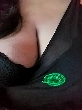 Snapshot of Ponds_beauty chatting on 10-06-25, 01:47 Ponds beauty online show from 10-06-25, 01:47