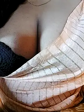 Snapshot of Ponds_beauty chatting on 10-31-25, 03:51 Ponds beauty online show from 10-31-25, 03:51