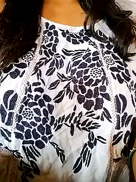 Snapshot of Ponds_beauty chatting on 11-07-25, 05:29 Ponds beauty online show from 11-07-25, 05:29