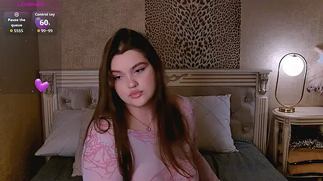 Snapshot of EmilyHyde chatting on 10-20-25, 02:50 EmilyHyde online show from 10-20-25, 02:50