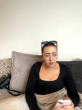 ItsCOCOx online show from 10-27-25, 03:16