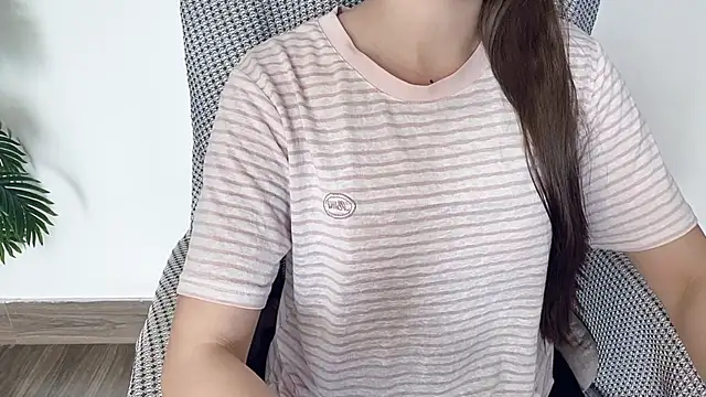 Snapshot of LiLi_Sweetie chatting on 10-27-25, 04:49 LiLi Sweetie online show from 10-27-25, 04:49