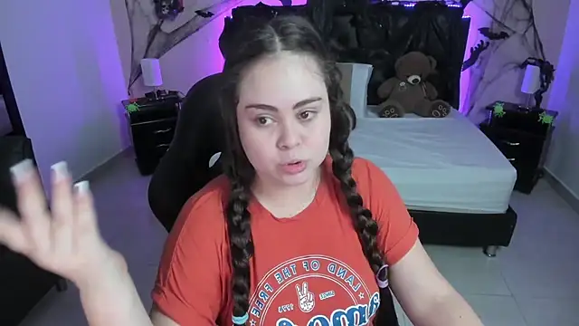 LolaVillalobos online show from 10-18-25, 12:06