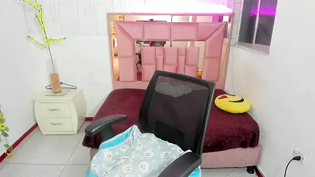 Snapshot of anna_moon11 chatting on 03-25-26, 08:37 anna moon11 online show from 03-25-26, 08:37